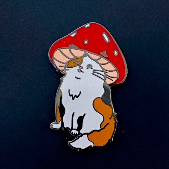 Cute Calico Cat Kitten Mushroom Toadstool Hat Carded Enamel Pin NWT! - Picture 1 of 4